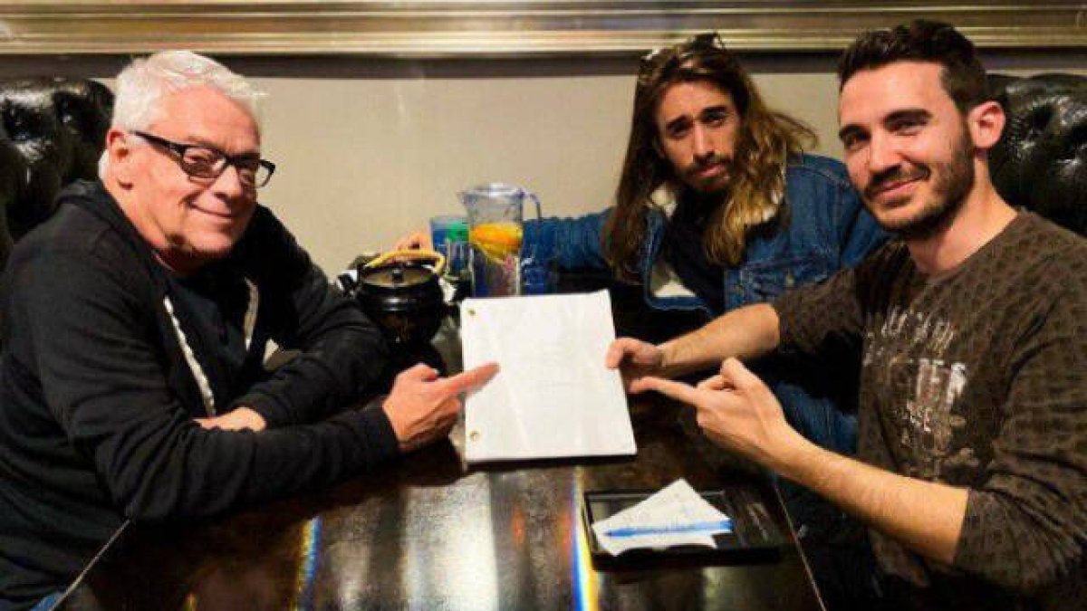 A la izquierda, Cleve Jones, productor de la película. A la derecha de de Pabo
Riquelme, Borja Moreno, co-guionista.