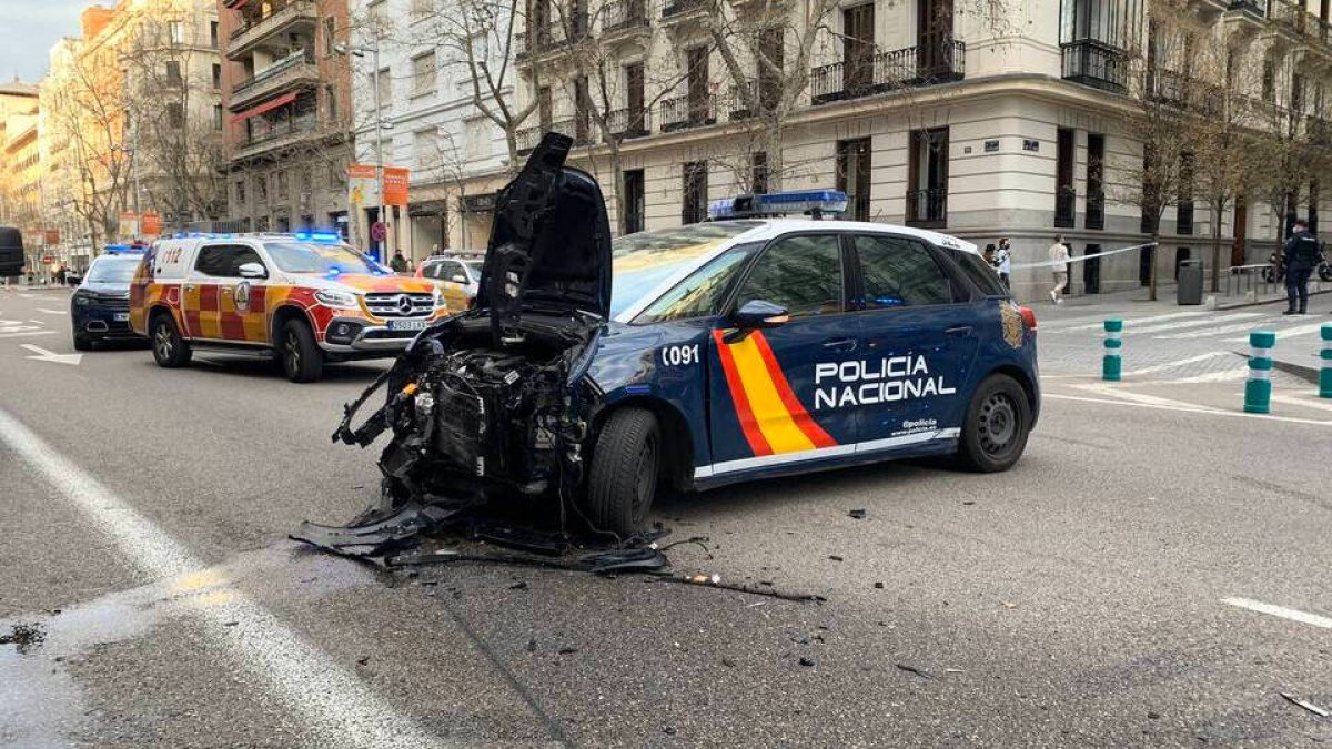 Así ha quedado uno de los coches de policía que han participado en la persecución.