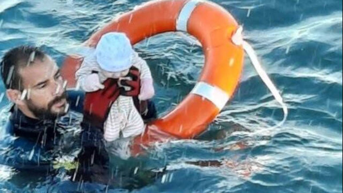 Juan Francisco rescatando al bebé en la frontera de Ceuta / FOTO: Guardia Civil