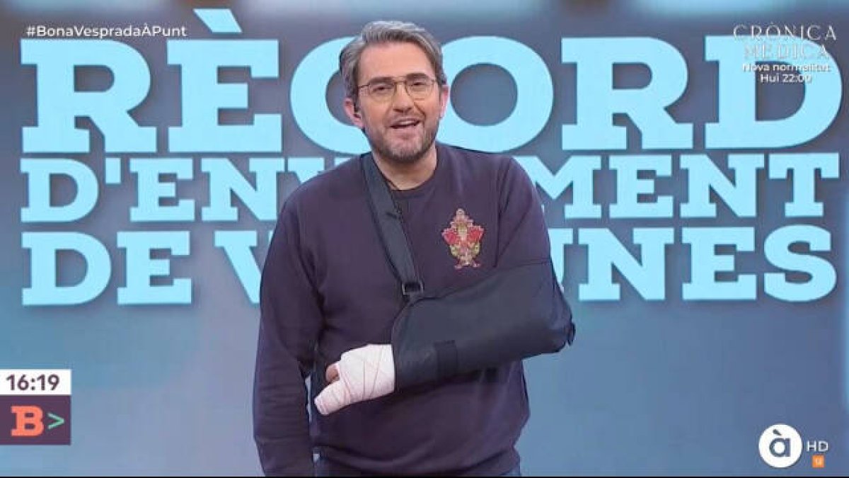Máximo Huerta con cabestrillo durante el programa de hoy de Bona Vesprada