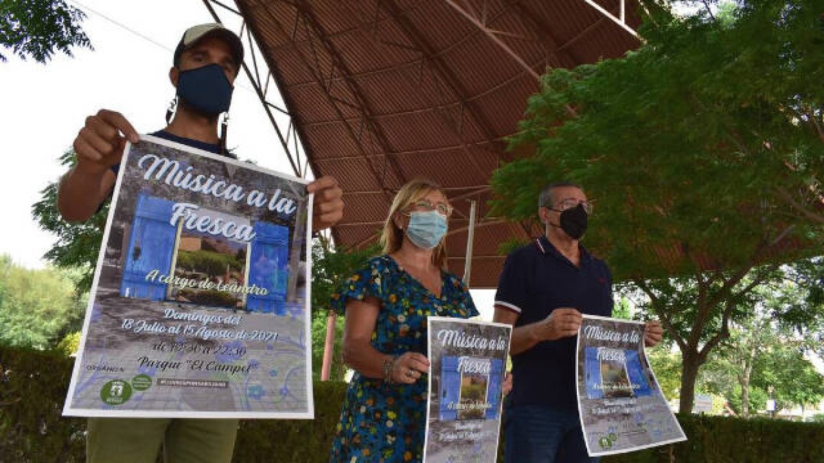 La concejala de Participación Ciudadana de Petrer, Juani Ochoa, junto a los organizadores del evento