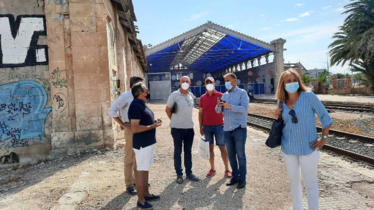Joan Baldoví y Natxo Bellido durante la visita a la antigua estación de Benalúa