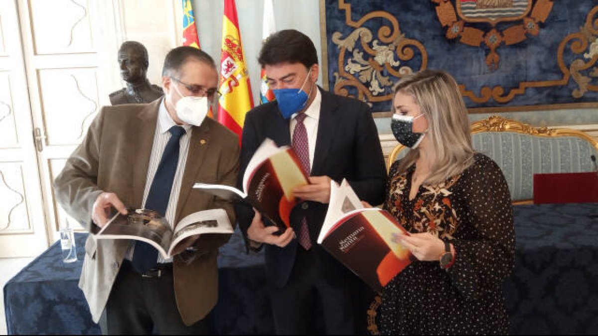El presidente de la Junta Mayora, Alfredo Llopis, el alcalde, Luis Barcala, y la vicealcaldesa, Mari Carmen Sánchez, durante la presentación