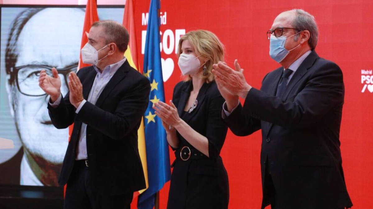 Hana Jalloul entre medias de Franco y Gabilondo.