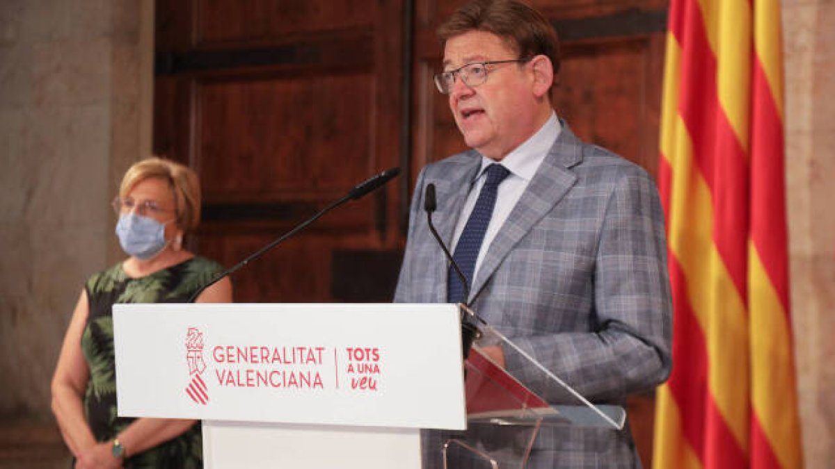 Ximo Puig y Ana Barceló durante el anuncio de las restricciones y del toque de queda