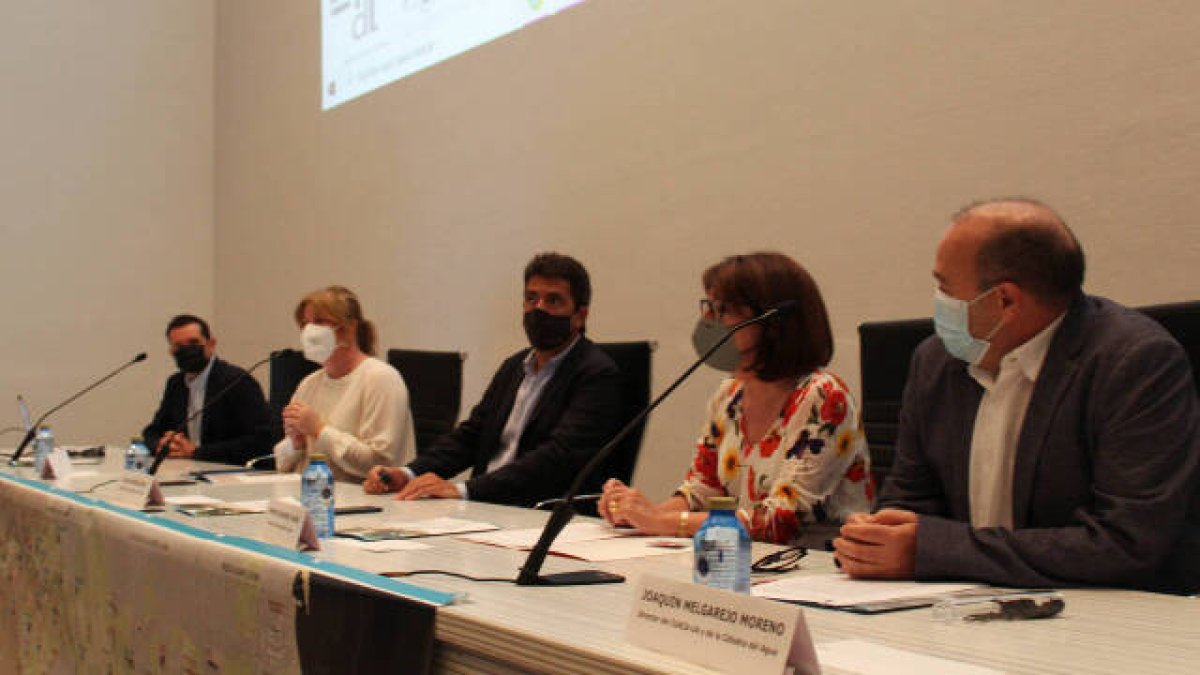 De izquierda a derecha: Miguel Fernández Mejuto, jefe de Tecnología del Agua de la institución
provincial; Ana Serna, diputada de Ciclo Hídrico; Carlos Mazón, presidente de la Diputación; Amparo Navarro, rectora de la Universidad de Alicante; y Joaquín Melgarejo, director del Instituto
Universitario del Agua y las Ciencias Ambientales (IUACA)