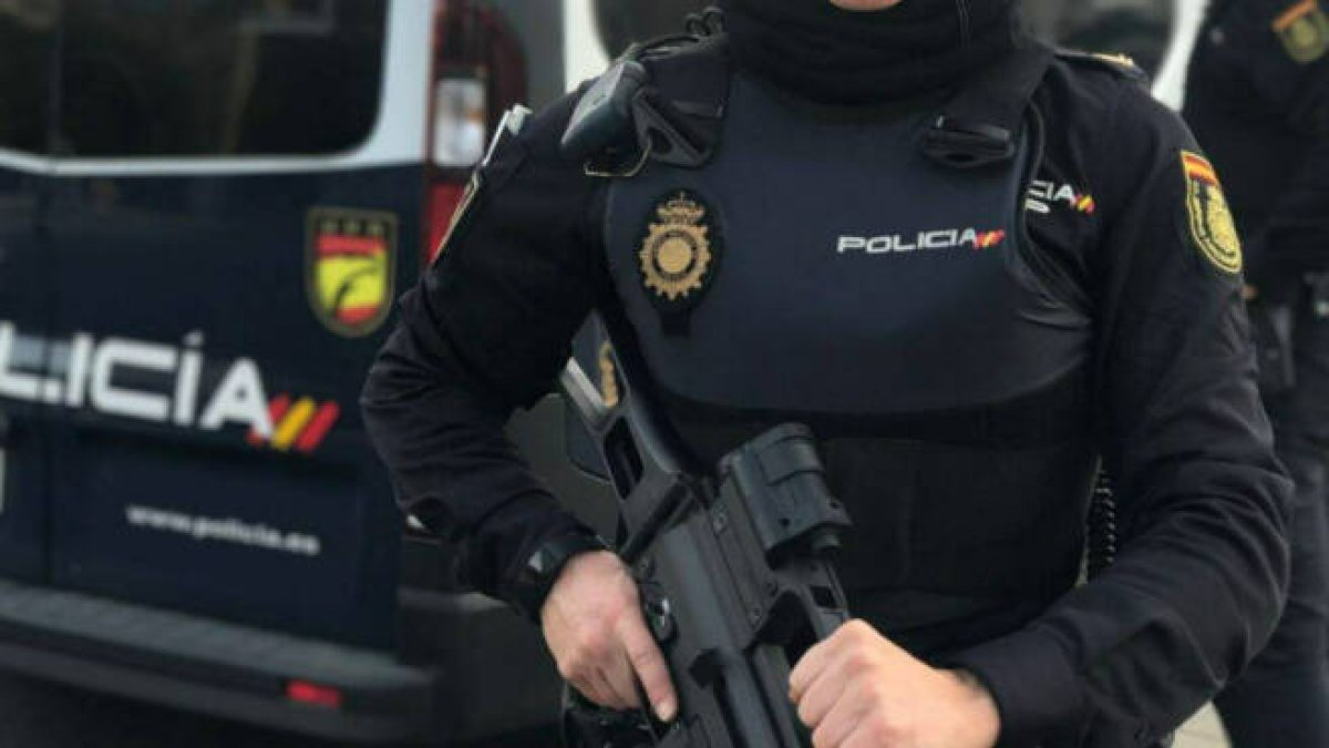 Una agente de la Policía Nacional