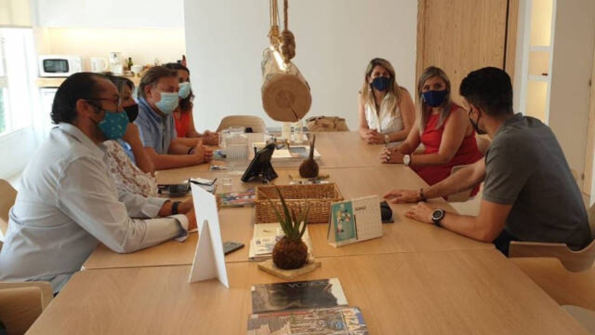 Mari Carmen Sánchez se ha reunido con empresarios y políticos locales de Ibiza