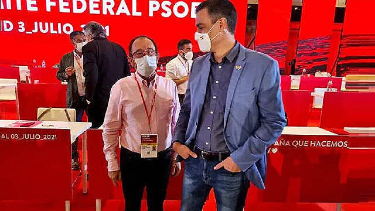 Sánchez junto a Andrés Perelló.