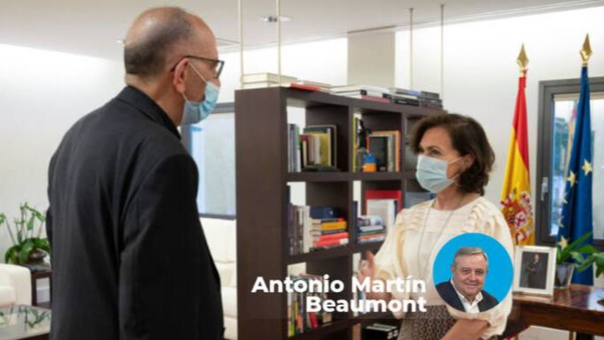 El arzobispo Omella y la exvicepresidenta Calvo, en una reunión el verano pasado