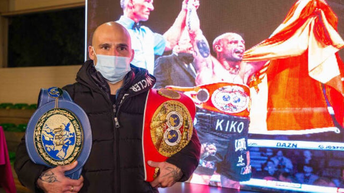 Elche homenajea al campeón del mundo Kiko Martinez en Torrellano