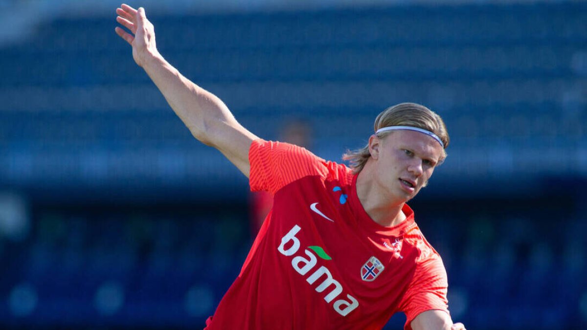 Haaland, marcando un gol en un amistoso con su selección.