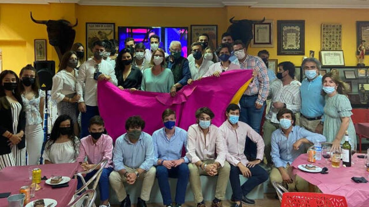 La concejal Mari Carmen de España se ha reunido con los jóvenes taurinos