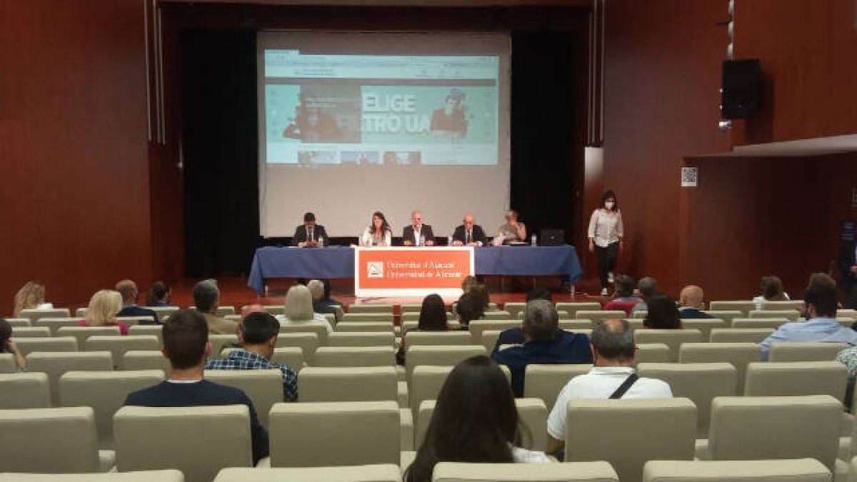 Los representantes de las AMPAS durante la mesa sobre la defensa del español en las aulas