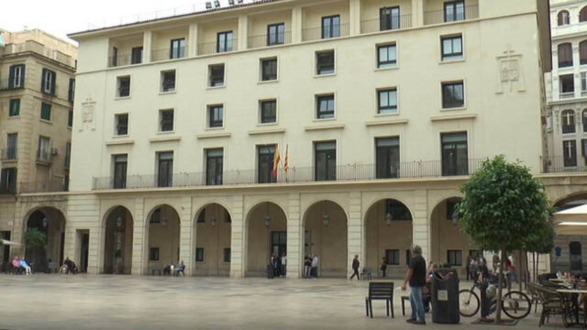 La Audiencia condena a tres años de cárcel al patrón de una patera interceptada cerca del puerto de Alicante