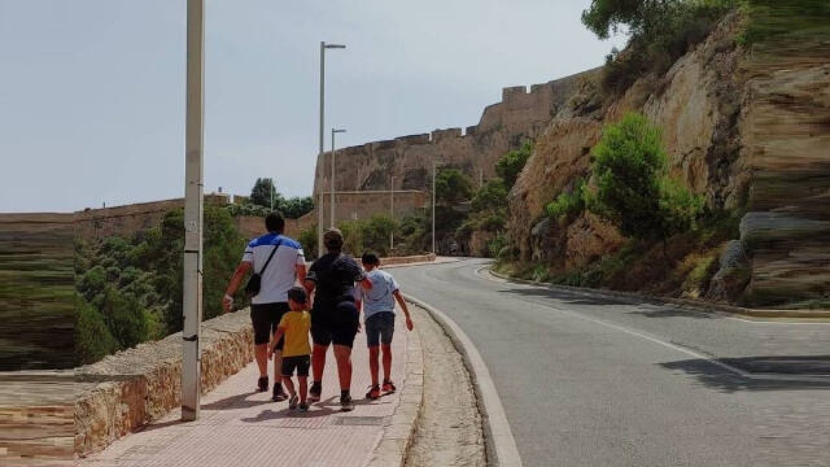 Subida andando al castillo de Santa Bárbara