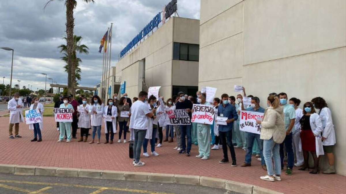 Los trabajadores del centro se han concentrado en las puertas de urgencias