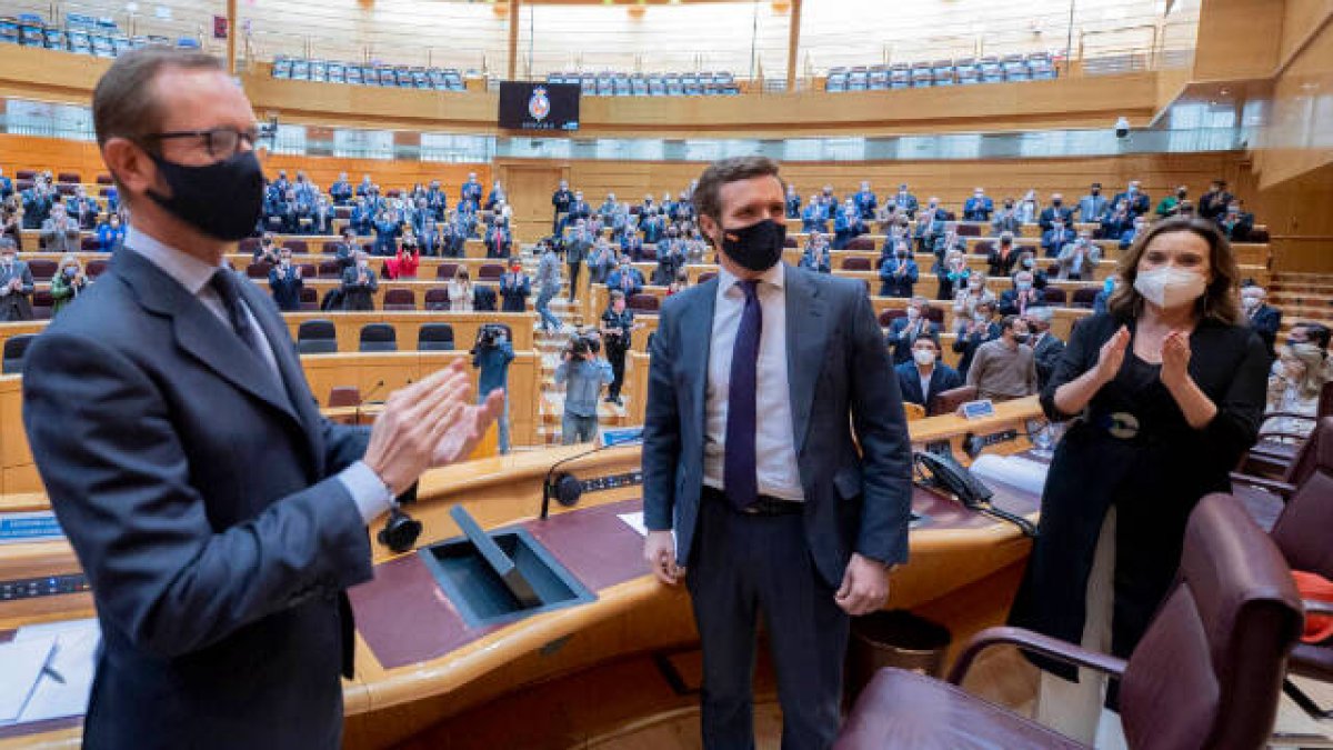 Casado con los diputados y senadores del PP en el Senado