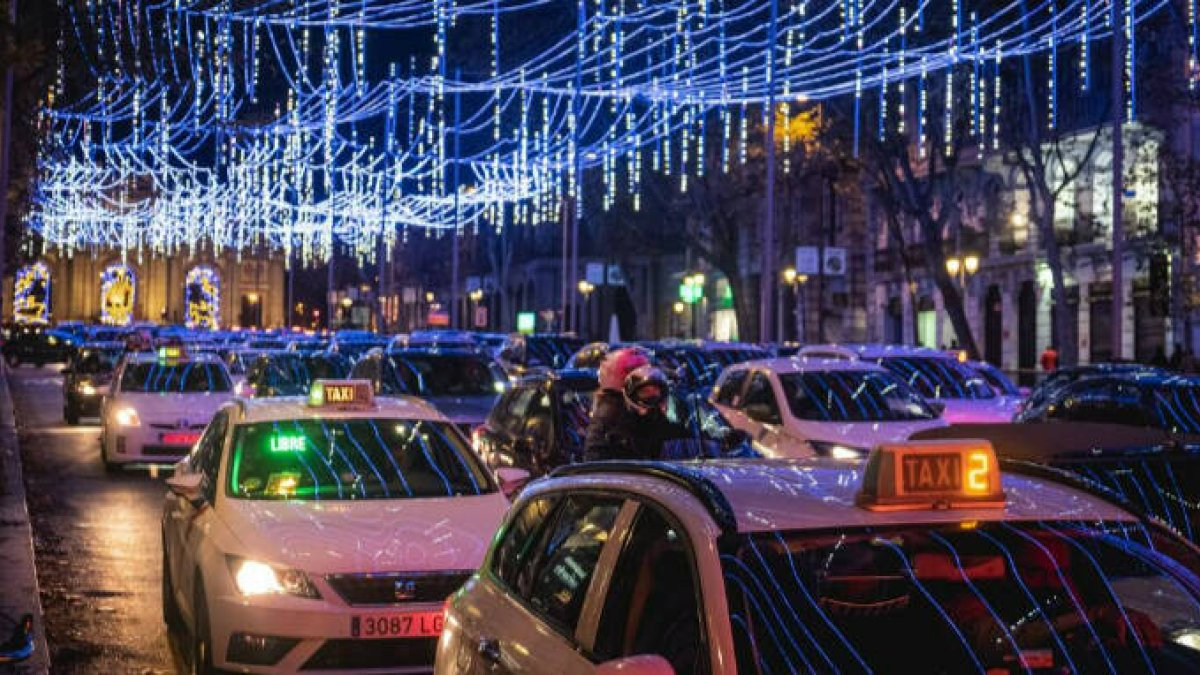 Taxistas de Valencia acercarán las luces de Navidad a los más vulnerables