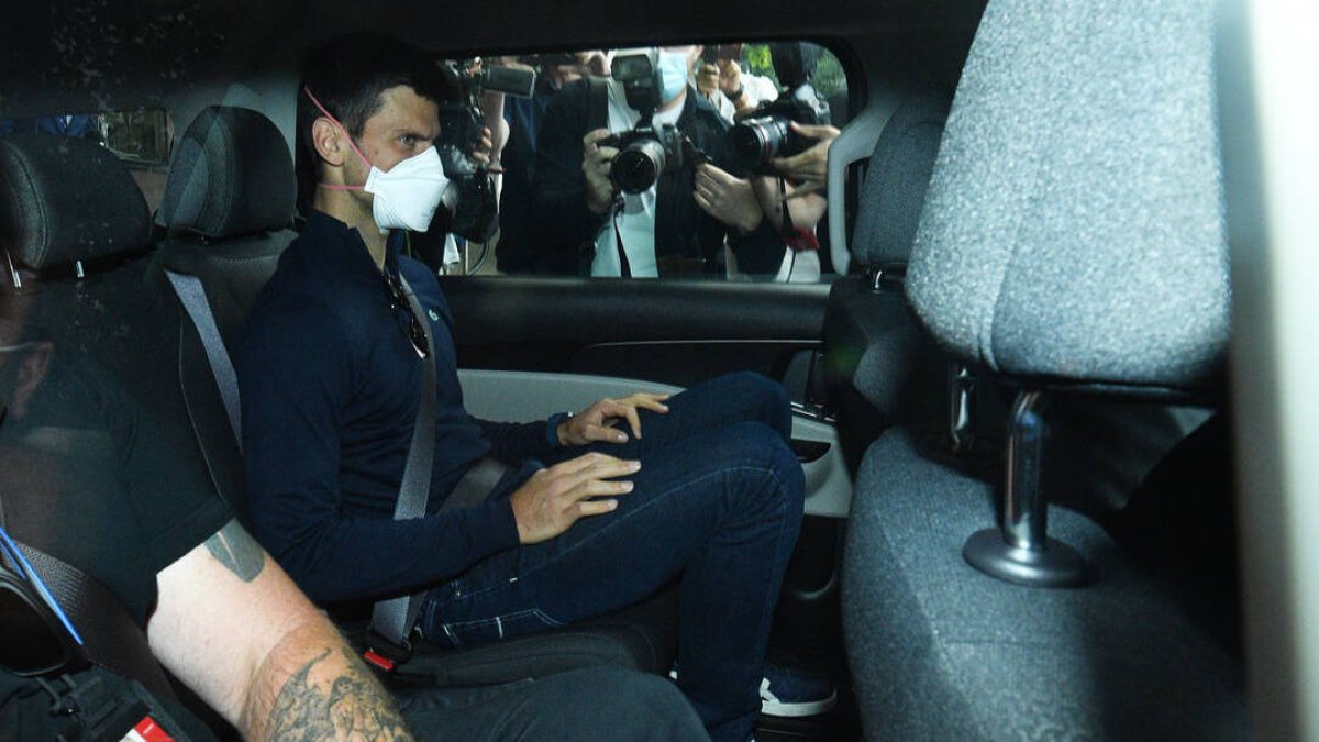 Novak Djokovic, en un coche camino del aeropuerto de Melbourne tras ser expulsado de Australia.