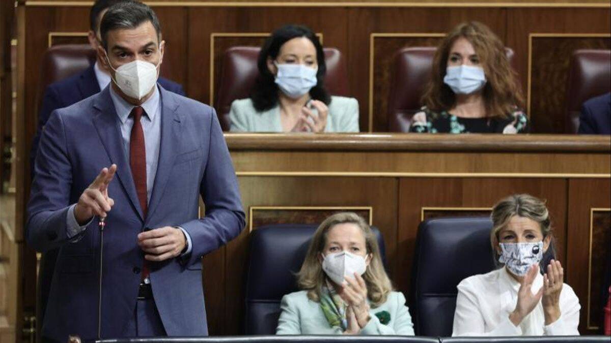 Pedro Sánchez, junto a las vicepresidentas Calviño y Díaz en el Congreso