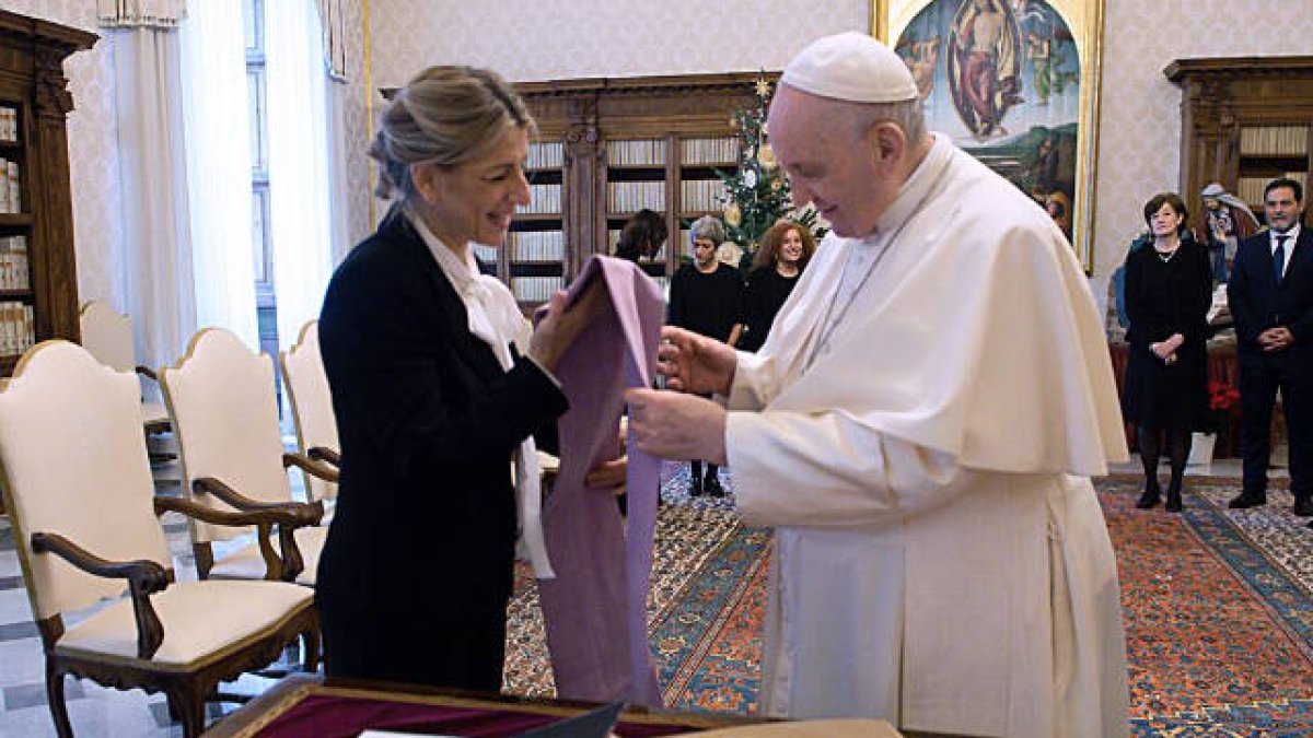 Yolanda Díaz muestra al Papa la estola que le ha regalado