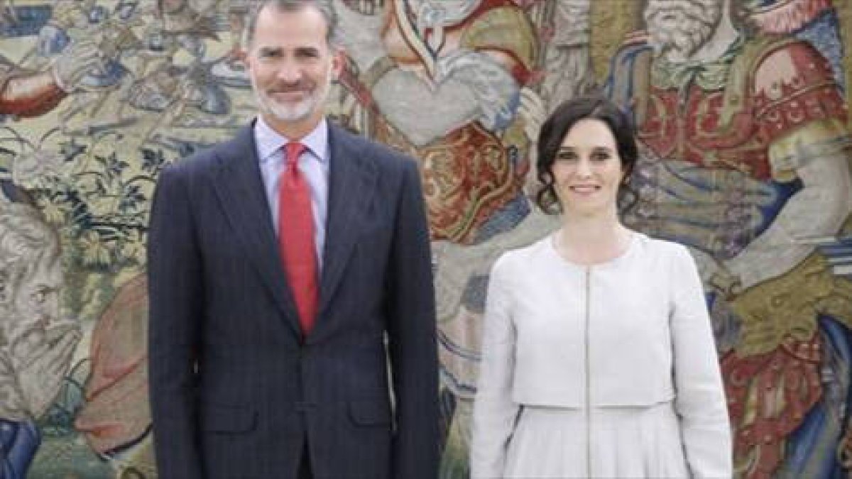 Felipe VI, durante una recepción a Ayuso en Zarzuela.