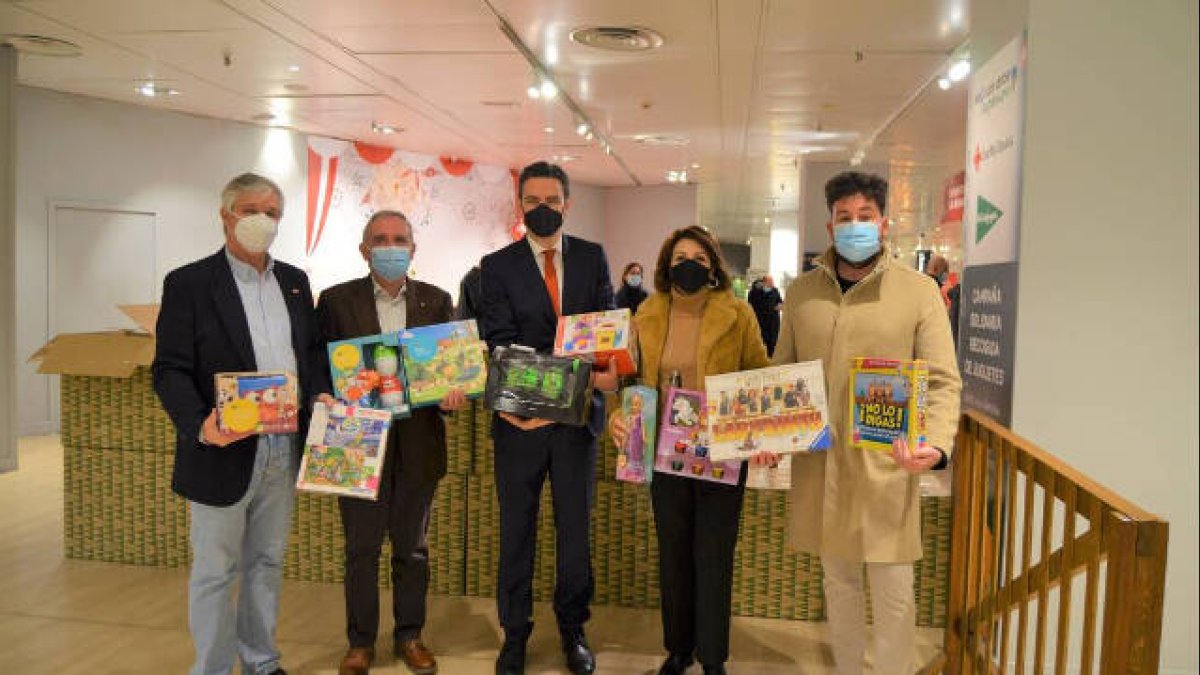 El Corte inglés entrega juguetes a niños con cáncer y a familias desfavorecidas