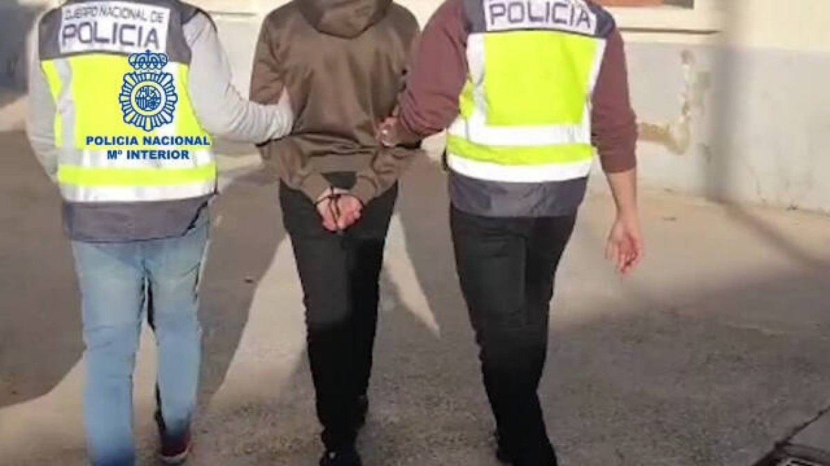 El detenido es uno de los supervivientes de una patera que el pasado mes de enero llegó a la costa levantina