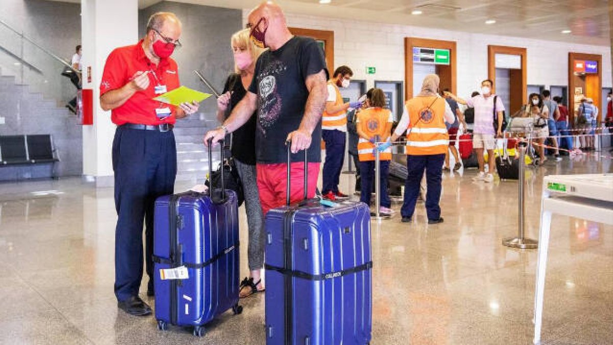 Pasajeros procedentes del primer vuelo con origen Gran Bretaña / Adrià Riudavets / Europa Press