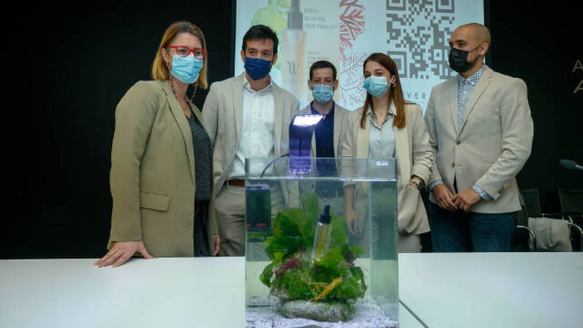 La concejal de Desarrollo Local, Mari Carmen de España, junto con los promotores del proyecto