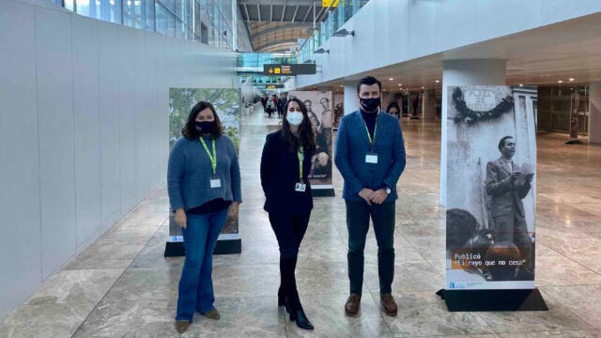 José Aix, vicealcalde de Orihuela, Mar Ezcurra, concejala de Cultura, y Soraya Pina, jefa de Gabinete de Dirección del Aeropuerto Alicante-Elche Miguel Hernández
