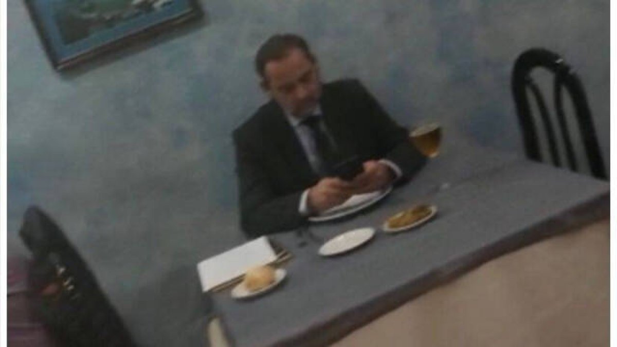 José Luis Ábalos y su solitaria comida