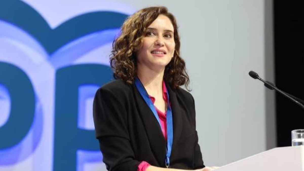 Ayuso, en la tribuna del congreso del PP.