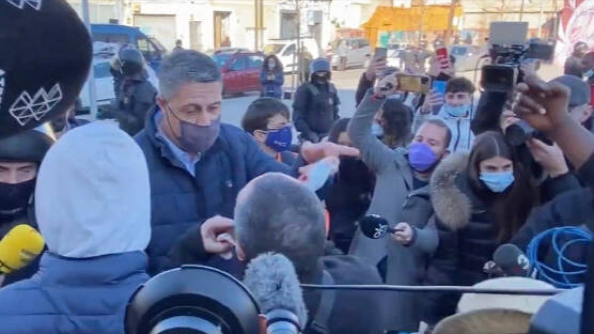 Albiol contestando a una de las personas que le ha agredido e insultado