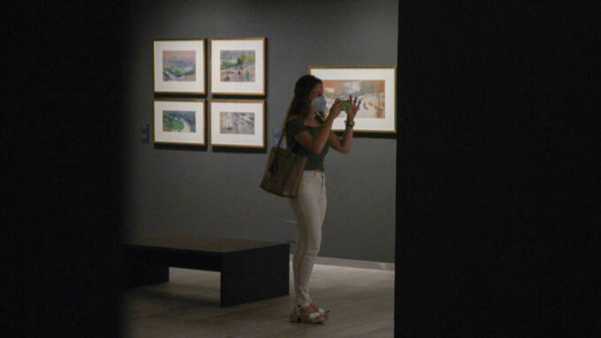 Una persona fotografía una de las obras de la exposición ‘Sorolla. Dibujante sin descanso’, a 8 de octubre de 2021, en Valencia, Comunidad Valenciana.