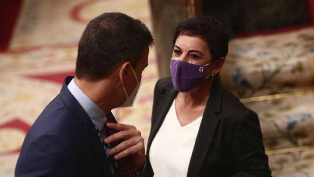 Pedro Sánchez, junto a la portavoz de EH Bildu, Mertxe Aizpurua