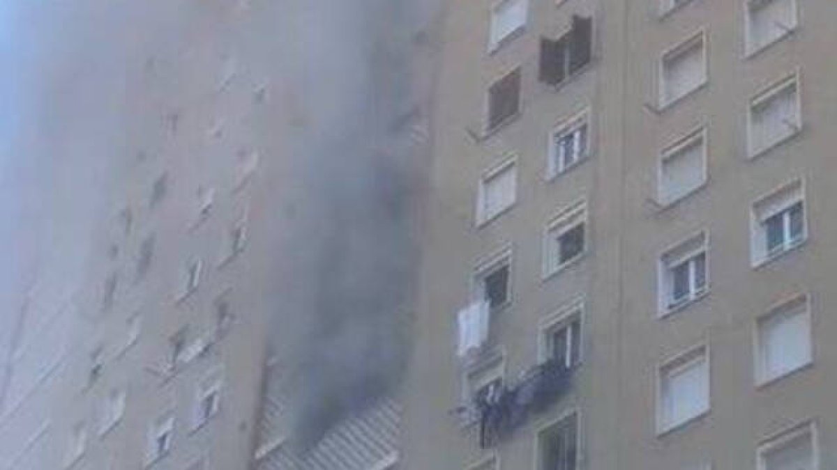 El fuego ha calcinado la vivienda y ha generado una intensa nube de humo