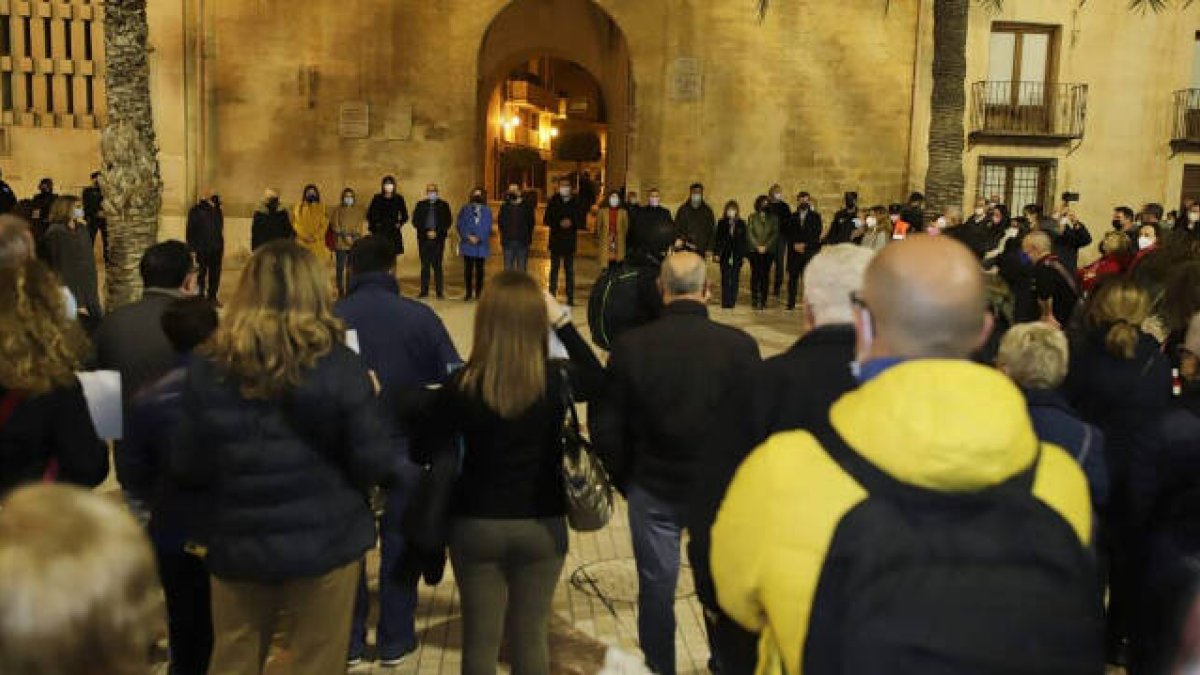 Concentración de respaldo a Ucrania en la Plaça de Baix de Elche