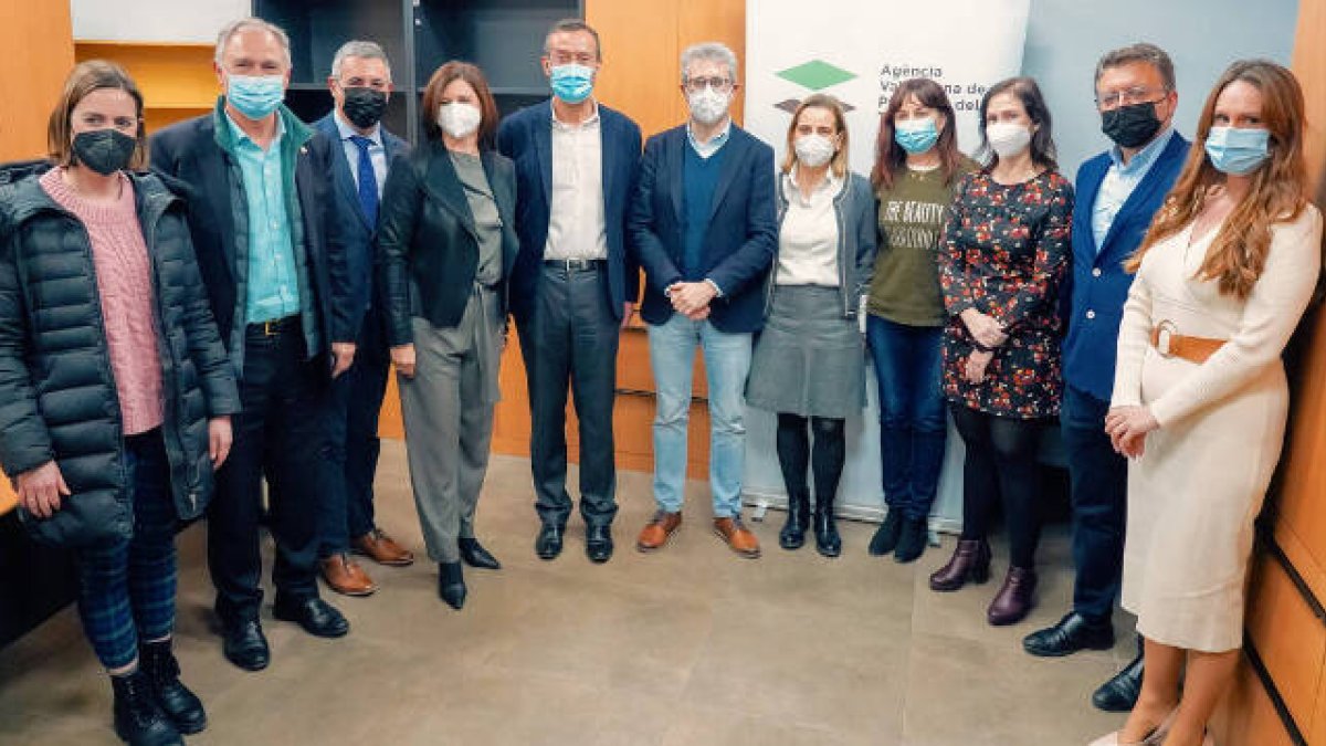 El conseller Arcadi España ha visitado la oficina de la AVPT junto al alcalde de Elche