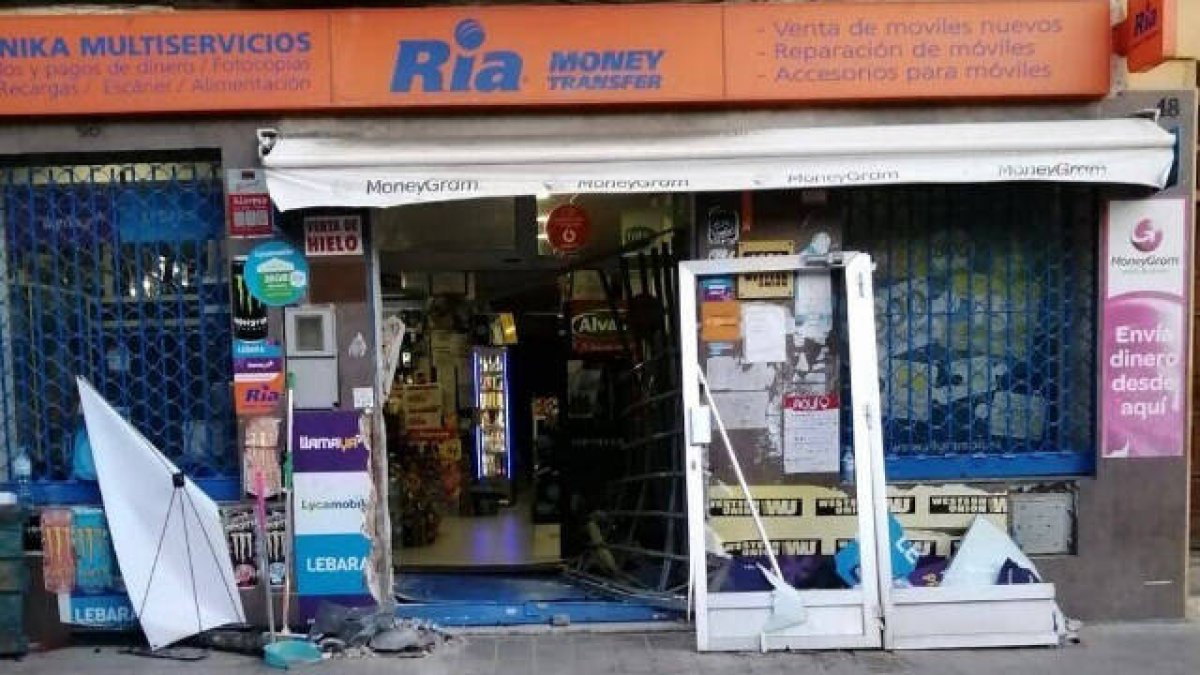 Tienda que ha sufrido el robo y alunizaje en Benimàmet