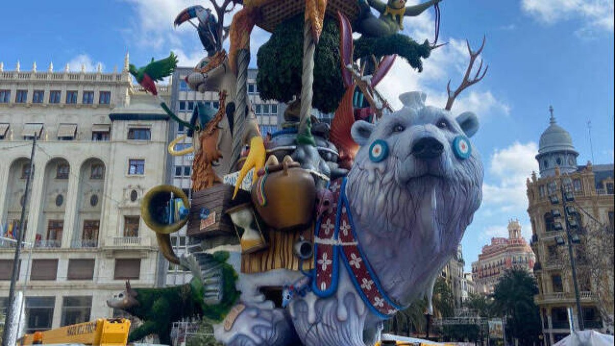 La falla municipal trabaja contrarreloj para alzar 22 metros de altura