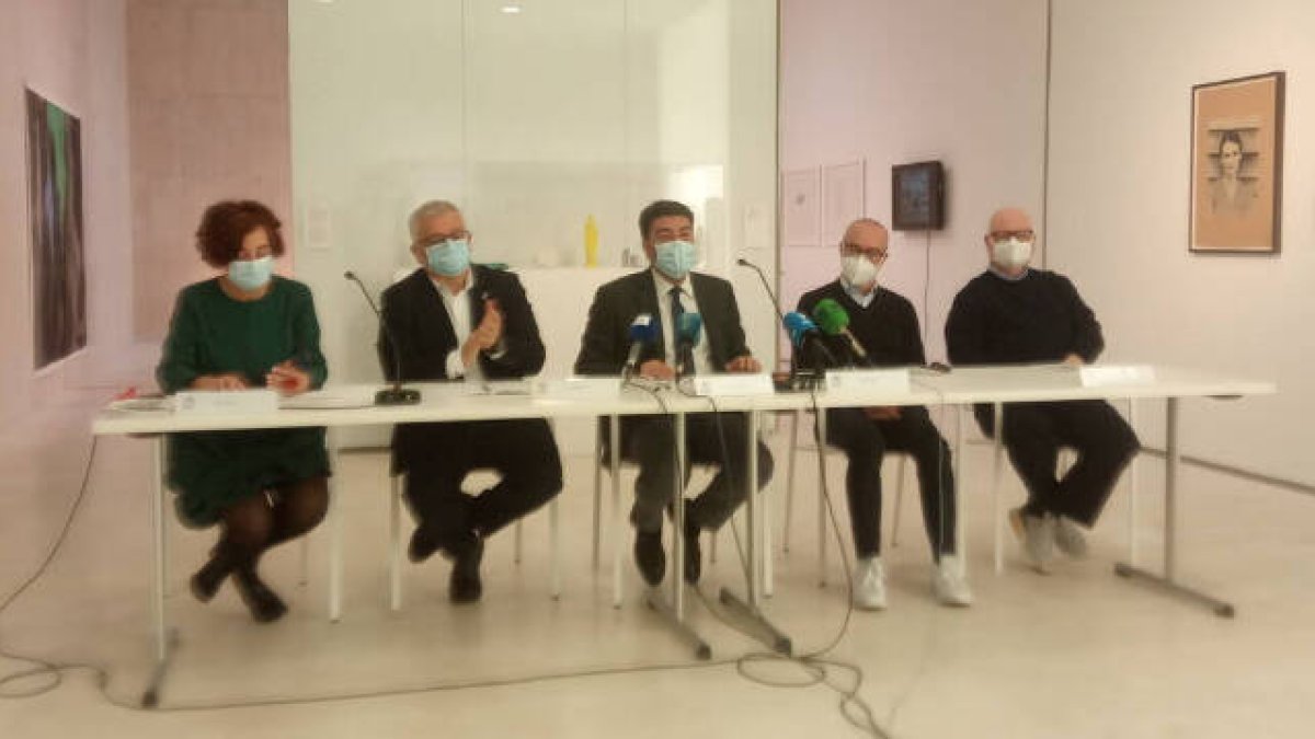 Un momento de la presentación de la exposición en el MACA