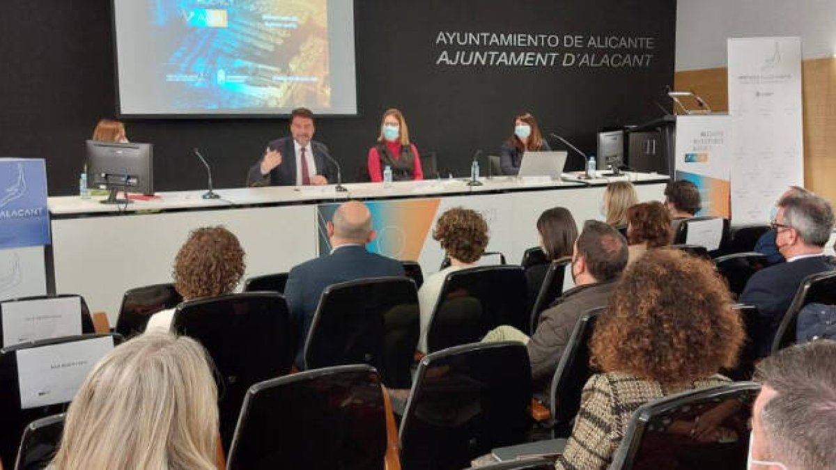 El alcalde de Alicante, Luis Barcala, ha explicado el proyecto junto a la edil de Desarrollo, Mari Carmen de España