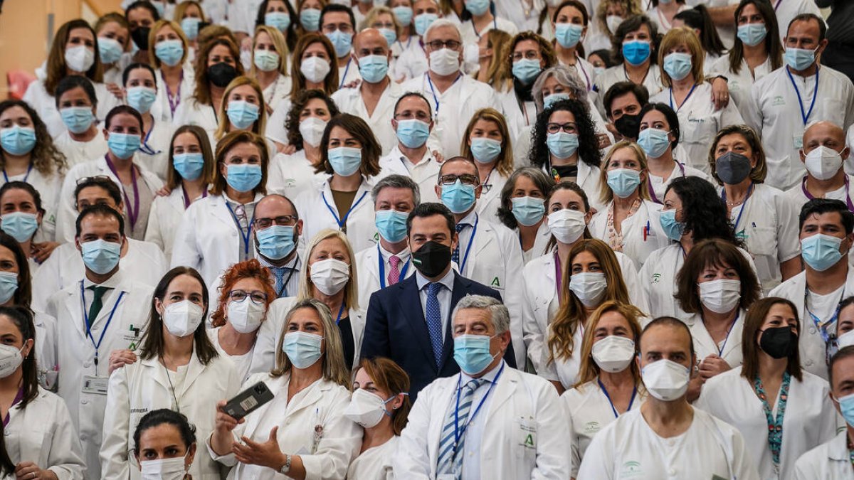 El presidente de la Junta de Andalucía, Juanma Moreno, en la inauguración de la UCI del hospital de Osuna.
