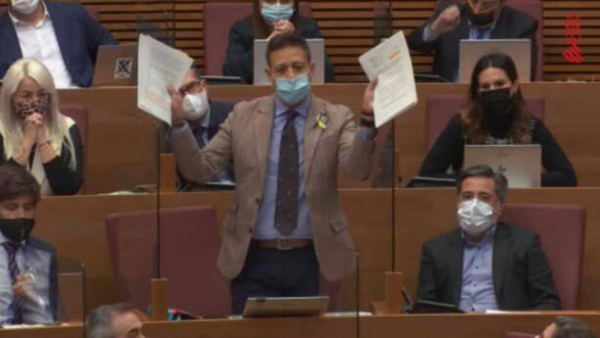 El diputado del PP, José Juan Zaplana, muestra a Puig el escrito de la Abogacía