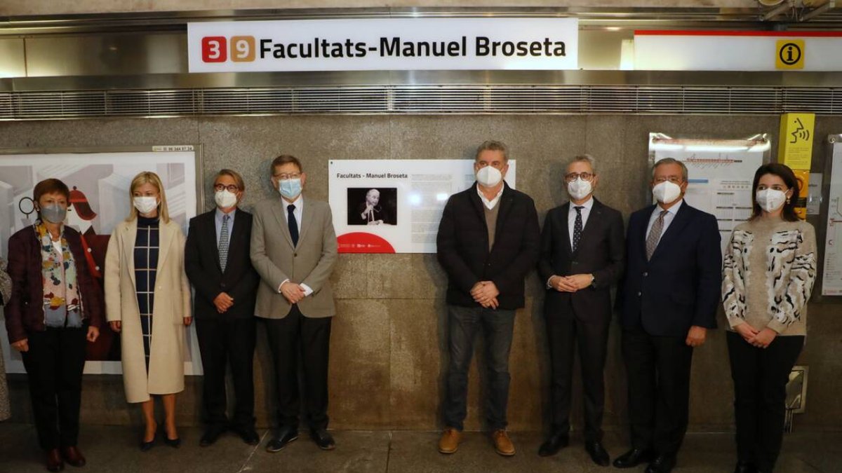 Puig junto a los familiares de Broseta y los consellers Arcadi España y Gabriela Bravo.