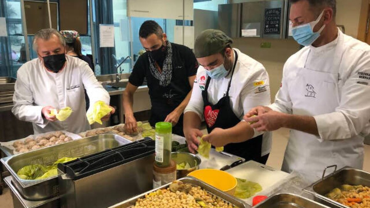 AGS cocina y reparte 12.000 menús navideños a personas sin hogar