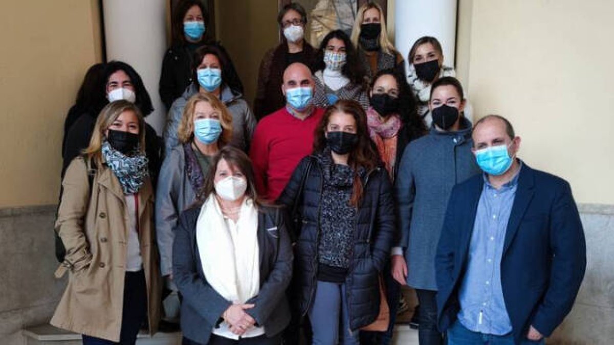 La concejal de Acción Social Julia Llopis junto a los recién incorporados