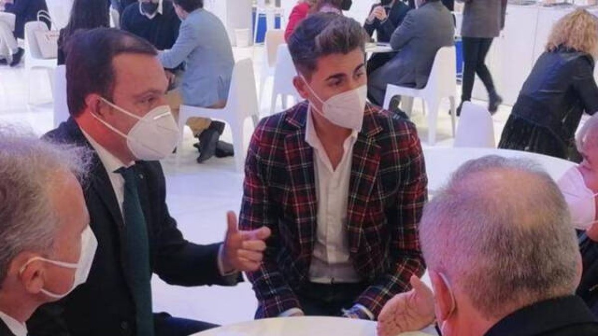 Andrés Martínez, alcalde de Peñíscola, se reúne con con agentes del sector, partners digitales y operadores en FITUR